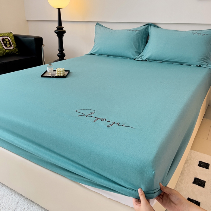 91家纺网 家纺一手货源 找家纺 慕尚家纺 2025新款全棉磨毛英文字母绣床笠+枕套系列 艾丽兰