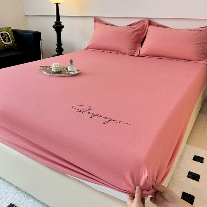 91家纺网 家纺一手货源 找家纺 慕尚家纺 2025新款全棉磨毛英文字母绣床笠+枕套系列 艾丽沙