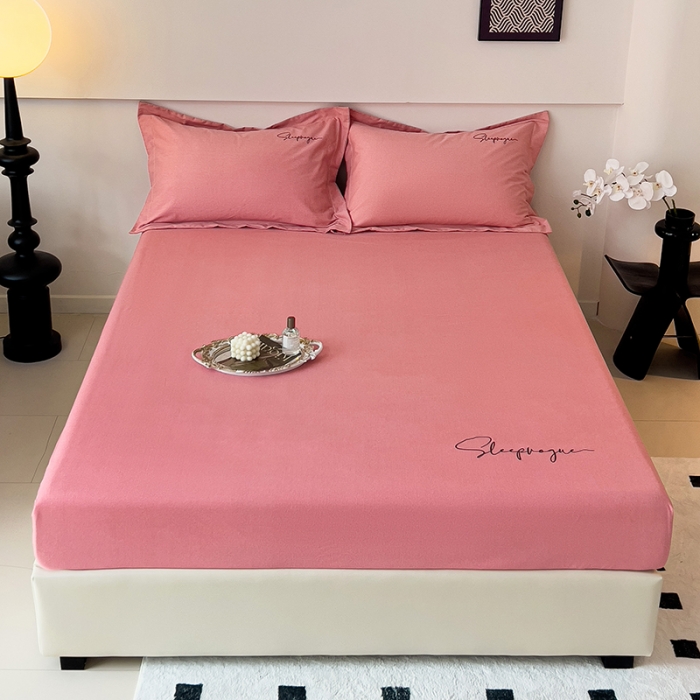 91家纺网 家纺一手货源 找家纺 慕尚家纺 2025新款全棉磨毛英文字母绣床笠+枕套系列 艾丽沙