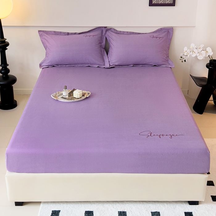 91家纺网 家纺一手货源 找家纺 慕尚家纺 2025新款全棉磨毛英文字母绣床笠+枕套系列 艾丽紫