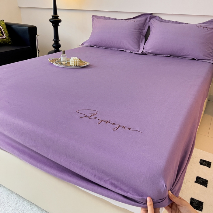 91家纺网 家纺一手货源 找家纺 慕尚家纺 2025新款全棉磨毛英文字母绣床笠+枕套系列 艾丽紫