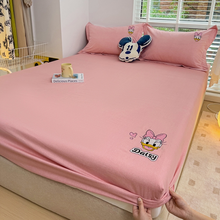 91家纺网 家纺一手货源 找家纺 慕尚家纺 2025新款迪士尼全棉磨毛刺绣床笠+枕套系列 黛西粉