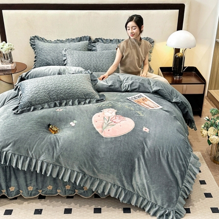 91家纺网 家纺一手货源 找家纺 漫布云斤高克重婴儿绒床盖四件套超细腻牛奶绒贴布绣花刺绣床盖三件套