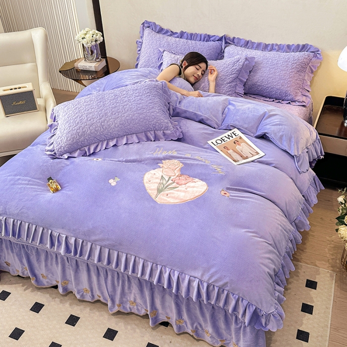 91家纺网 家纺一手货源 找家纺 漫布云斤高克重婴儿绒床盖四件套超细腻牛奶绒贴布绣花刺绣床盖三件套