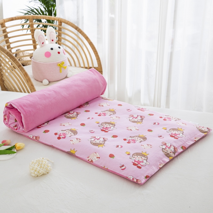 91家纺网 家纺一手货源 找家纺 乐秀 2024新款幼儿园双面四季款儿童床垫套+床垫芯 草莓女孩