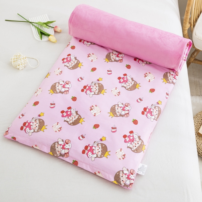 91家纺网 家纺一手货源 找家纺 乐秀 2024新款幼儿园双面四季款儿童床垫套+床垫芯 草莓女孩