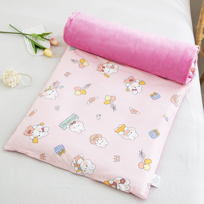 91家纺网 家纺一手货源 找家纺 乐秀 2024新款幼儿园双面四季款儿童床垫套+床垫芯 小兔派对