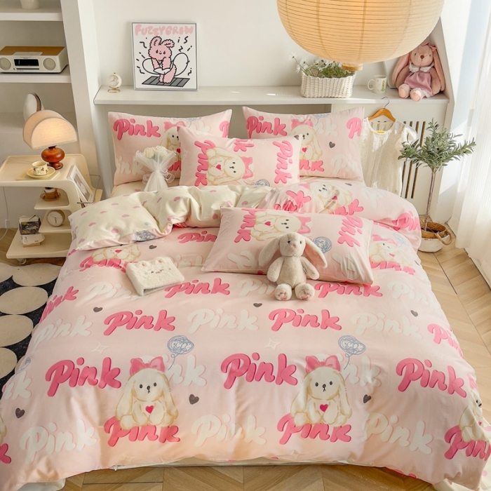 91家纺网 家纺一手货源 找家纺 简宜家居 2025新款40支13070纯棉卡通系列四件套 粉色爱恋