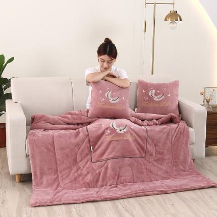 91家纺网 家纺一手货源 找家纺 照世 2024新款牛奶绒飞羽抱枕被 豆沙粉