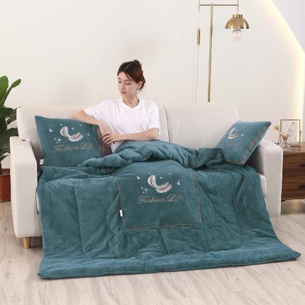 91家纺网 家纺一手货源 找家纺 照世 2024新款牛奶绒飞羽抱枕被 橄榄绿