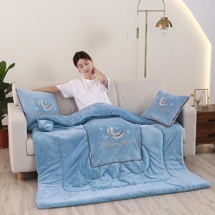 91家纺网 家纺一手货源 找家纺 照世 2024新款牛奶绒飞羽抱枕被 天空蓝