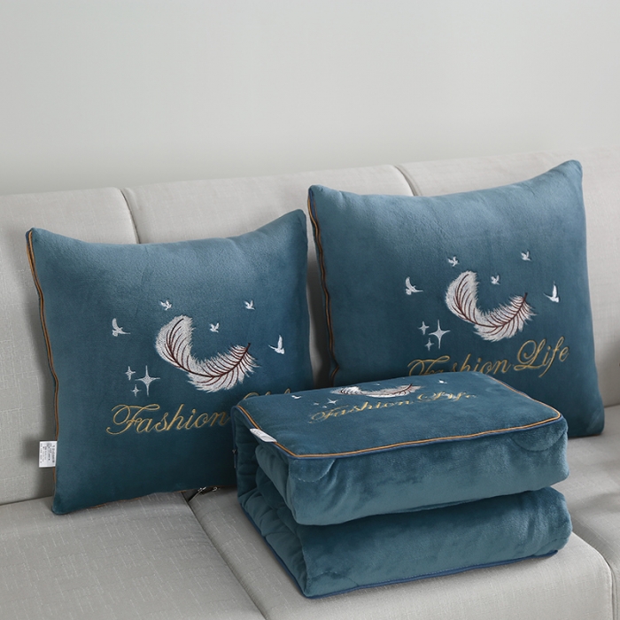 91家纺网 家纺一手货源 找家纺 照世 2024新款牛奶绒飞羽抱枕被 宝石蓝