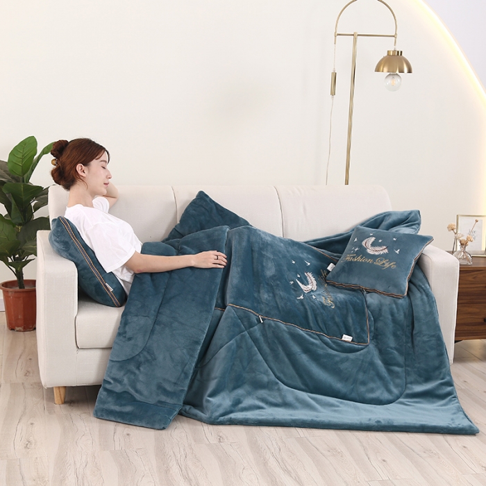 91家纺网 家纺一手货源 找家纺 照世 2024新款牛奶绒飞羽抱枕被 宝石蓝