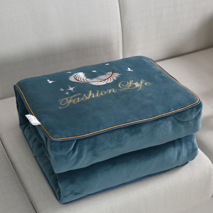 91家纺网 家纺一手货源 找家纺 照世 2024新款牛奶绒飞羽抱枕被 宝石蓝