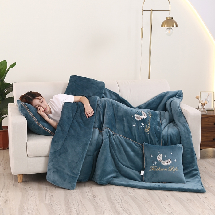 91家纺网 家纺一手货源 找家纺 照世 2024新款牛奶绒飞羽抱枕被 宝石蓝