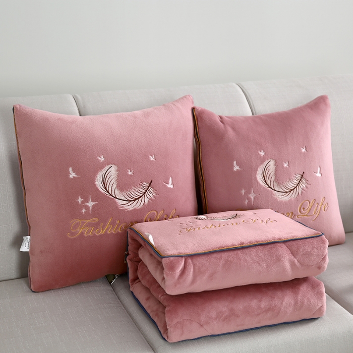 91家纺网 家纺一手货源 找家纺 照世 2024新款牛奶绒飞羽抱枕被 豆沙粉