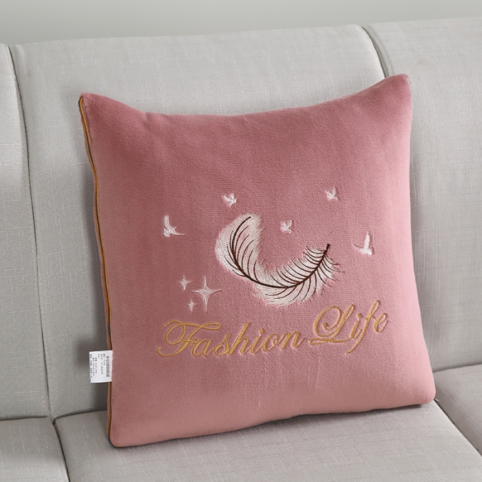 91家纺网 家纺一手货源 找家纺 照世 2024新款牛奶绒飞羽抱枕被 豆沙粉