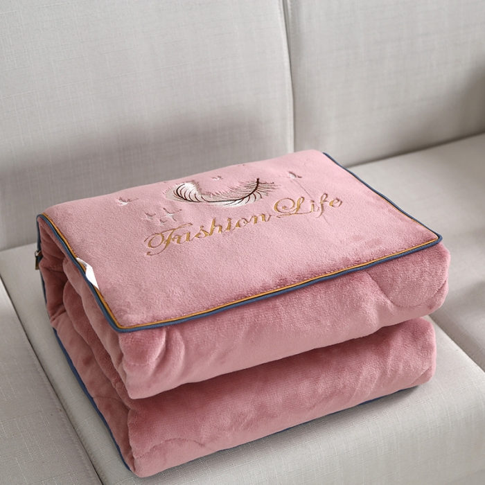 91家纺网 家纺一手货源 找家纺 照世 2024新款牛奶绒飞羽抱枕被 豆沙粉