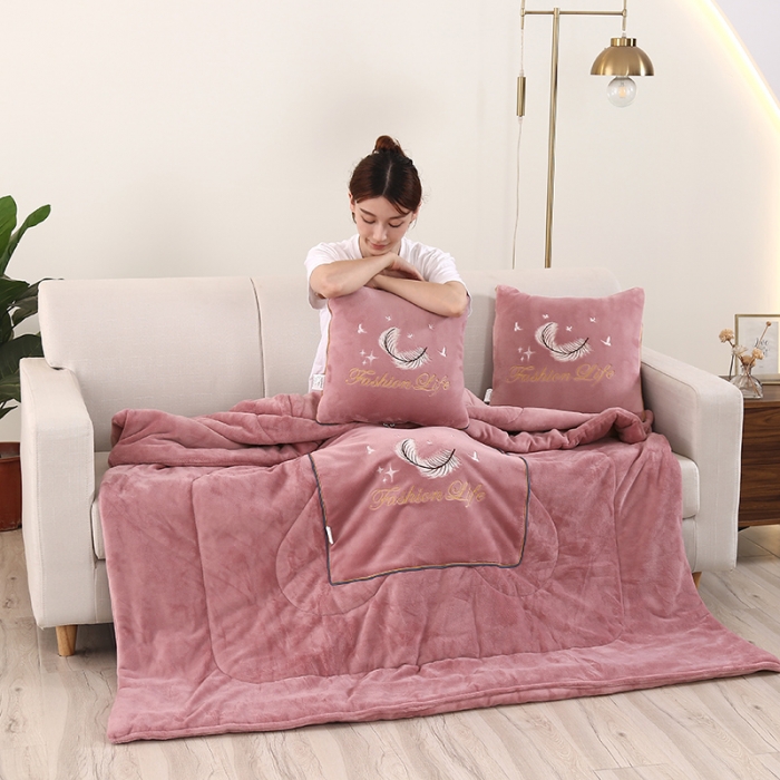 91家纺网 家纺一手货源 找家纺 照世 2024新款牛奶绒飞羽抱枕被 豆沙粉