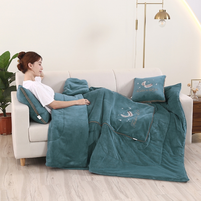 91家纺网 家纺一手货源 找家纺 照世 2024新款牛奶绒飞羽抱枕被 橄榄绿