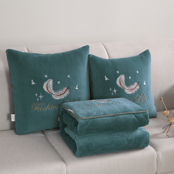 91家纺网 家纺一手货源 找家纺 照世 2024新款牛奶绒飞羽抱枕被 橄榄绿