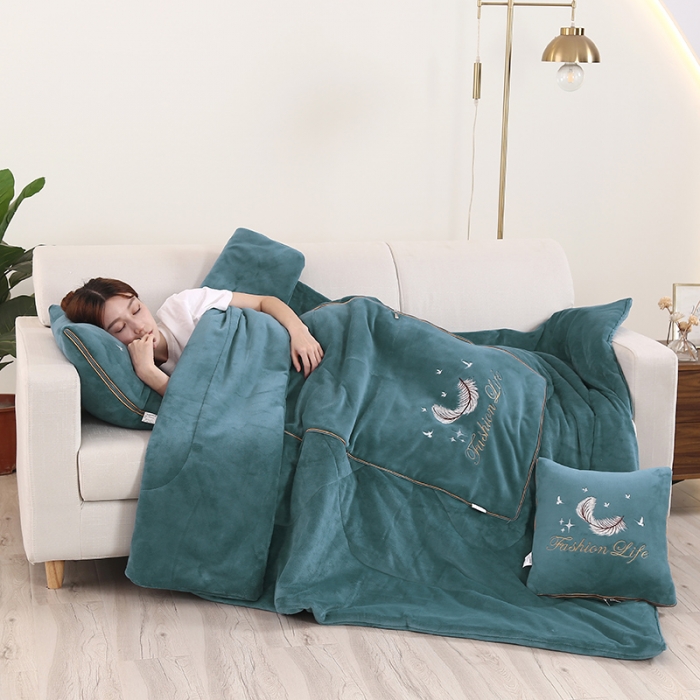 91家纺网 家纺一手货源 找家纺 照世 2024新款牛奶绒飞羽抱枕被 橄榄绿