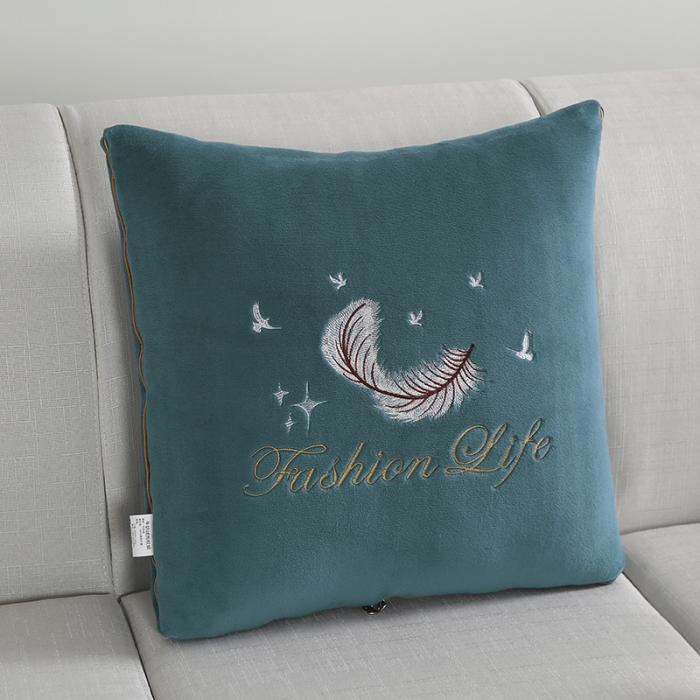 91家纺网 家纺一手货源 找家纺 照世 2024新款牛奶绒飞羽抱枕被 橄榄绿