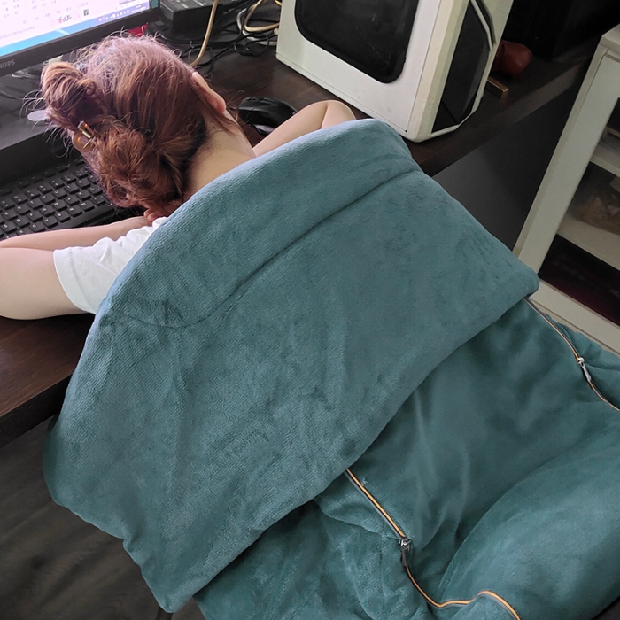 91家纺网 家纺一手货源 找家纺 照世 2024新款牛奶绒飞羽抱枕被 橄榄绿