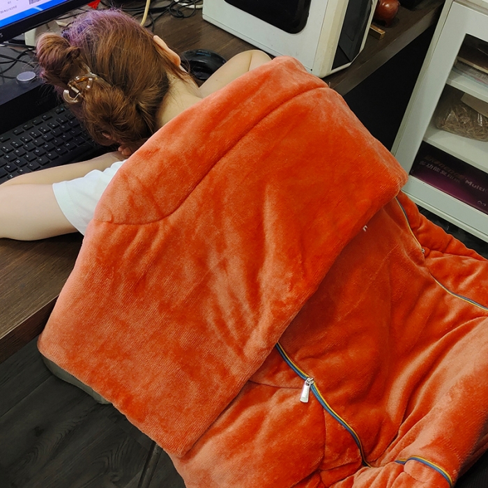 91家纺网 家纺一手货源 找家纺 照世 2024新款牛奶绒飞羽抱枕被 活力橙