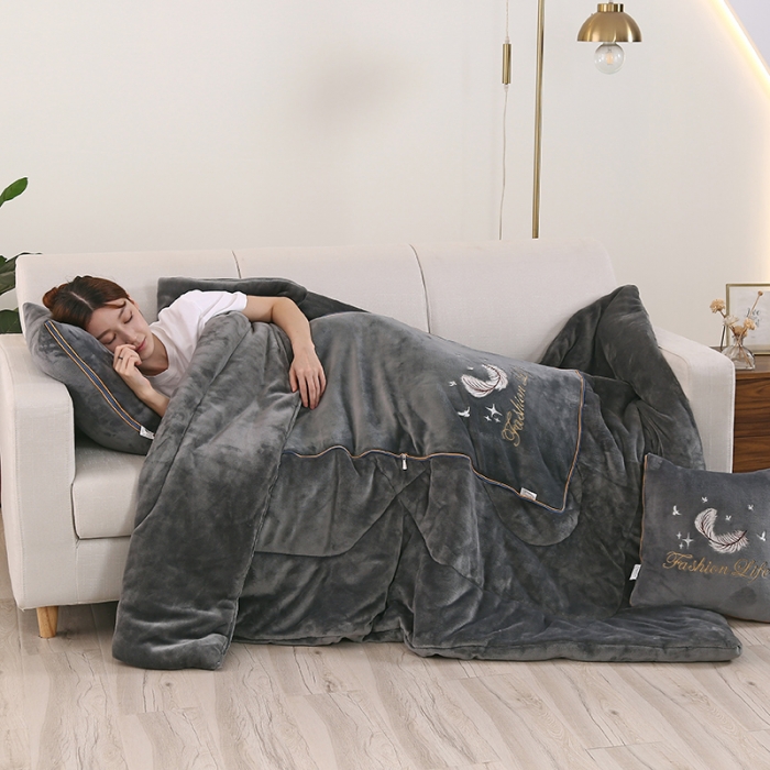 91家纺网 家纺一手货源 找家纺 照世 2024新款牛奶绒飞羽抱枕被 绅士灰