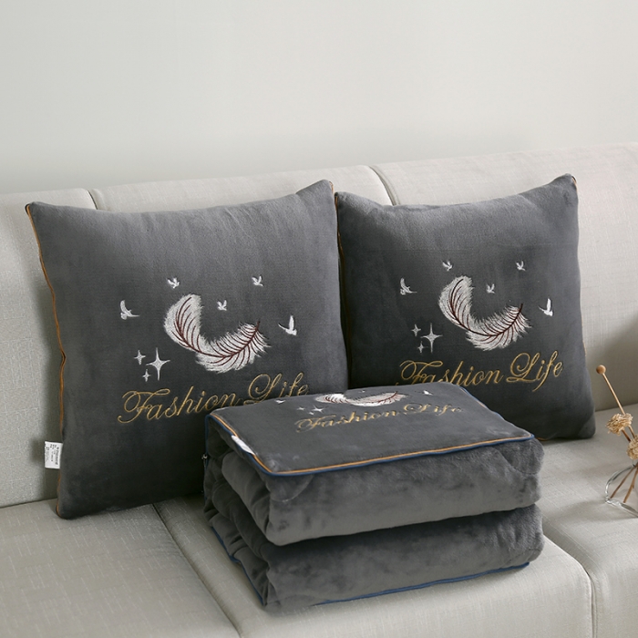 91家纺网 家纺一手货源 找家纺 照世 2024新款牛奶绒飞羽抱枕被 绅士灰