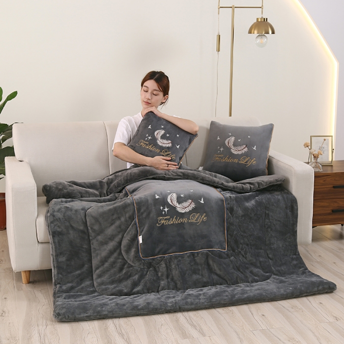 91家纺网 家纺一手货源 找家纺 照世 2024新款牛奶绒飞羽抱枕被 绅士灰