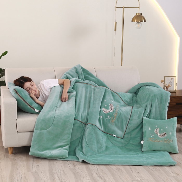 91家纺网 家纺一手货源 找家纺 照世 2024新款牛奶绒飞羽抱枕被 水绿色