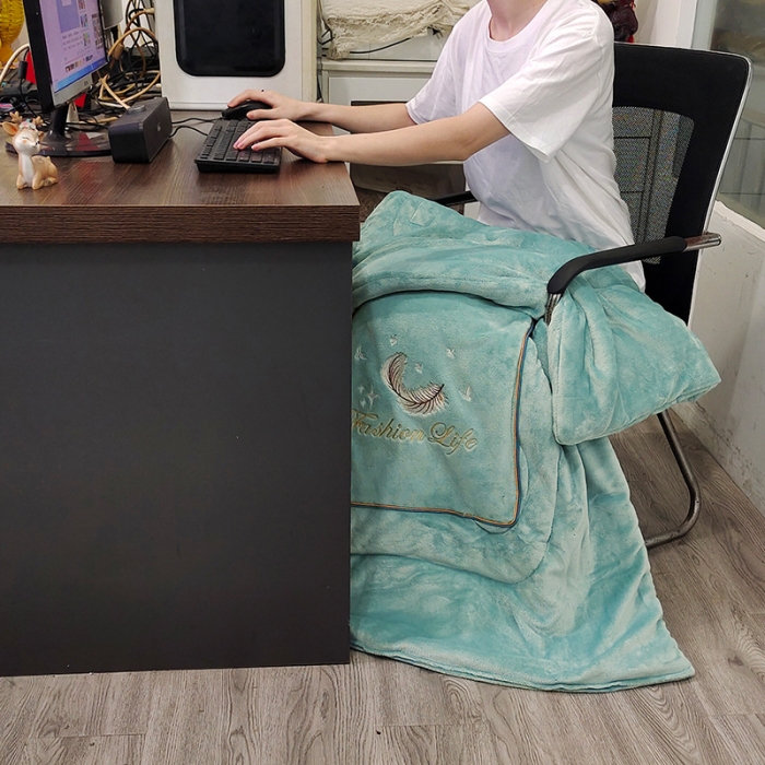 91家纺网 家纺一手货源 找家纺 照世 2024新款牛奶绒飞羽抱枕被 水绿色