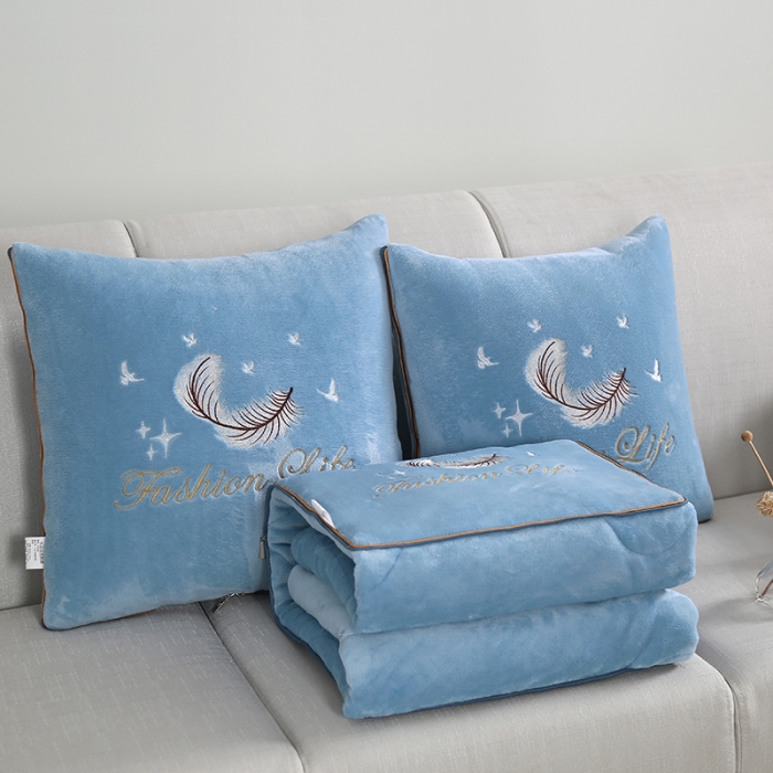 91家纺网 家纺一手货源 找家纺 照世 2024新款牛奶绒飞羽抱枕被 天空蓝