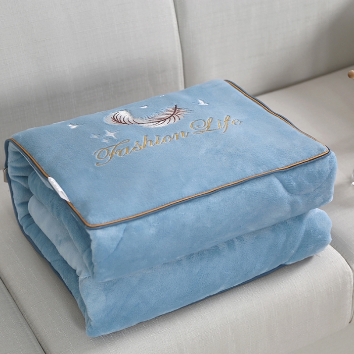 91家纺网 家纺一手货源 找家纺 照世 2024新款牛奶绒飞羽抱枕被 天空蓝