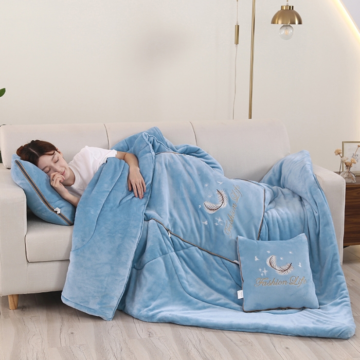 91家纺网 家纺一手货源 找家纺 照世 2024新款牛奶绒飞羽抱枕被 天空蓝