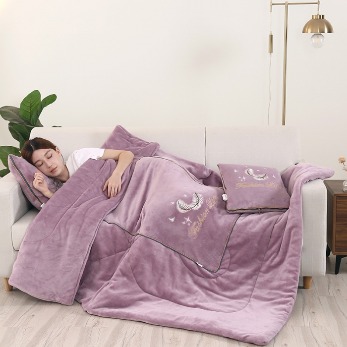 91家纺网 家纺一手货源 找家纺 照世 2024新款牛奶绒飞羽抱枕被 香芋紫