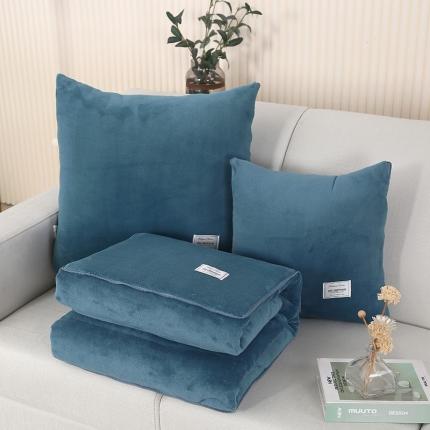 91家纺网 家纺一手货源 找家纺 照世家纺 2024新款牛奶绒贴布绣抱枕被 宝石蓝