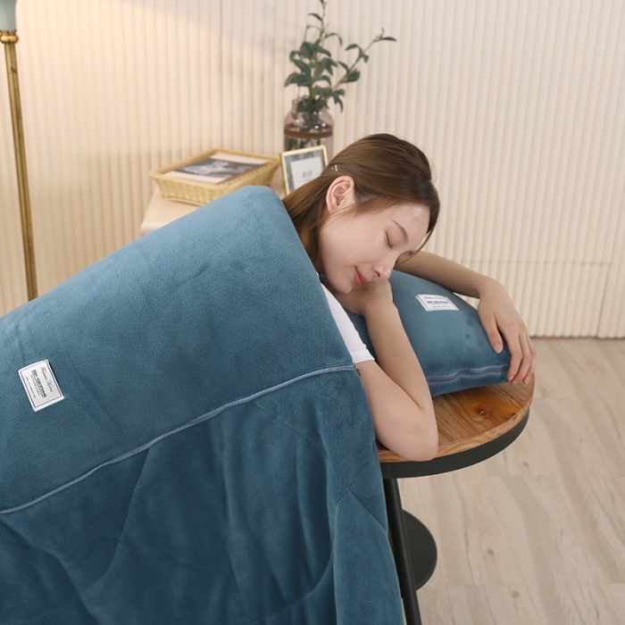 91家纺网 家纺一手货源 找家纺 照世家纺 2024新款牛奶绒贴布绣抱枕被 宝石蓝