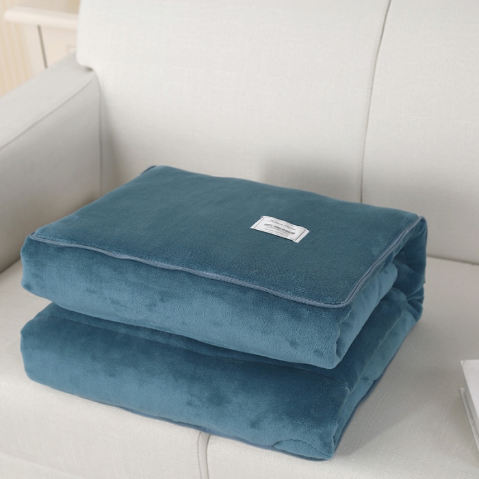 91家纺网 家纺一手货源 找家纺 照世家纺 2024新款牛奶绒贴布绣抱枕被 宝石蓝