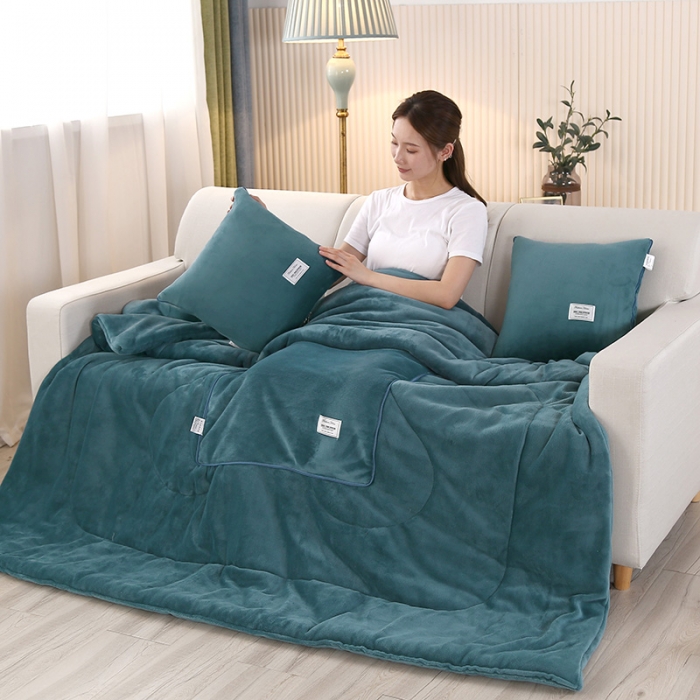 91家纺网 家纺一手货源 找家纺 照世家纺 2024新款牛奶绒贴布绣抱枕被 橄榄绿