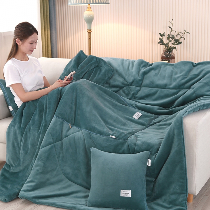 91家纺网 家纺一手货源 找家纺 照世家纺 2024新款牛奶绒贴布绣抱枕被 橄榄绿