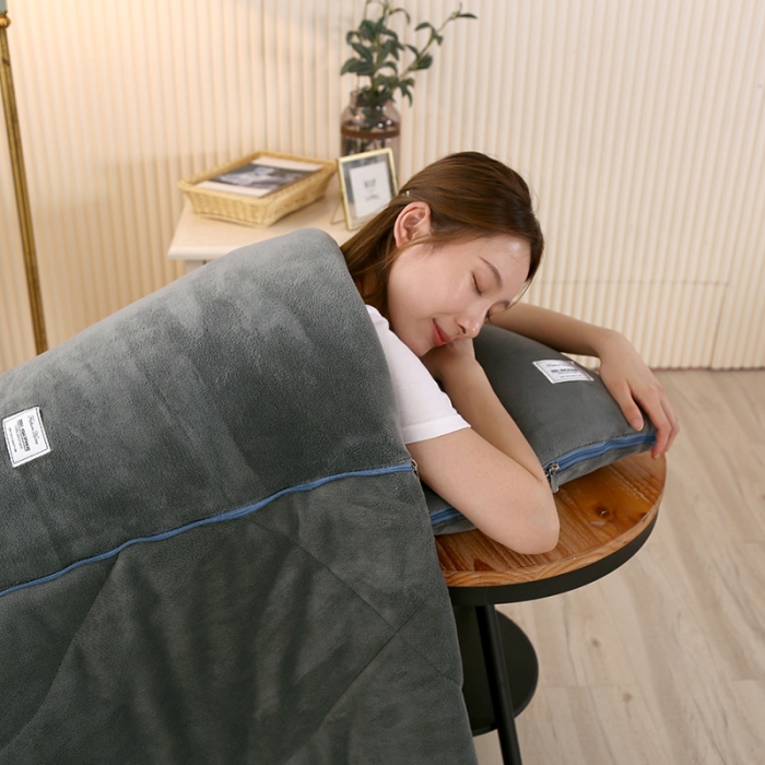 91家纺网 家纺一手货源 找家纺 照世家纺 2024新款牛奶绒贴布绣抱枕被 绅士灰