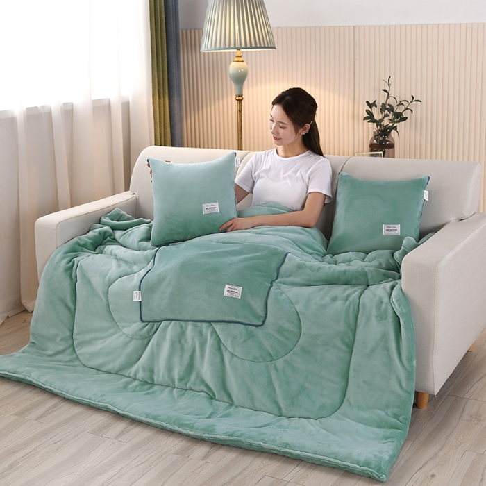 91家纺网 家纺一手货源 找家纺 照世家纺 2024新款牛奶绒贴布绣抱枕被 水绿色