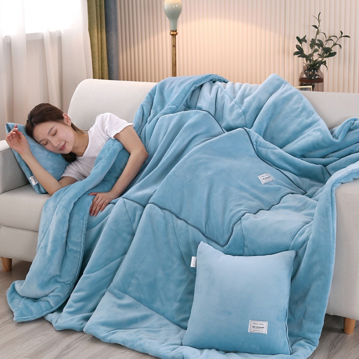 91家纺网 家纺一手货源 找家纺 照世家纺 2024新款牛奶绒贴布绣抱枕被 天空蓝