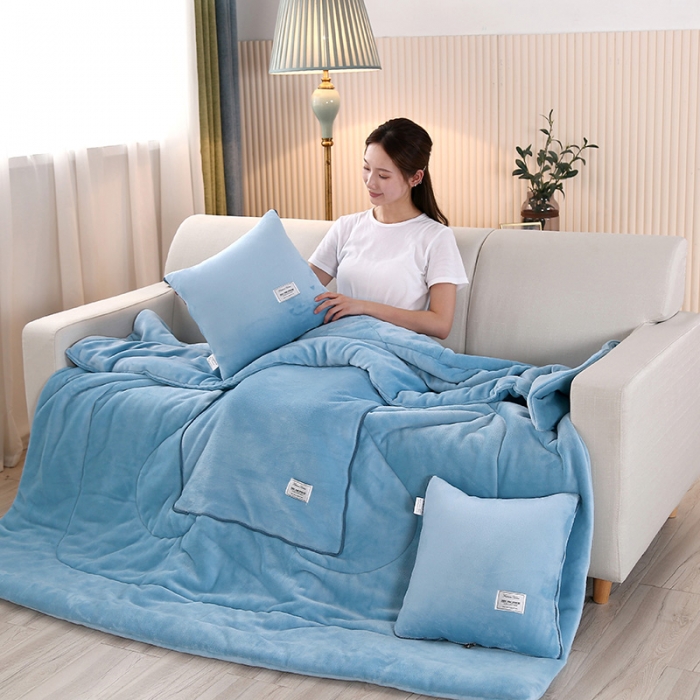 91家纺网 家纺一手货源 找家纺 照世家纺 2024新款牛奶绒贴布绣抱枕被 天空蓝