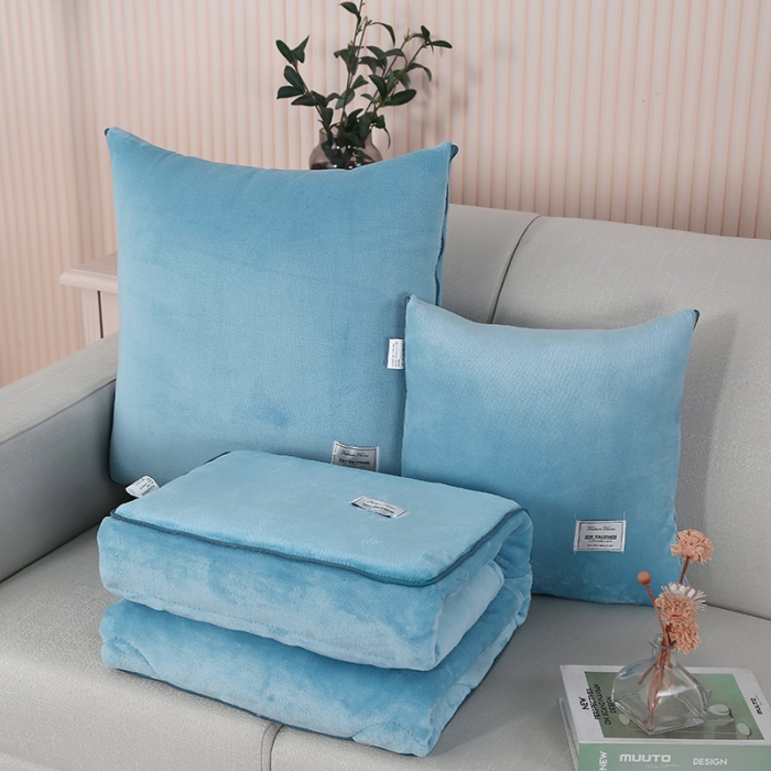 91家纺网 家纺一手货源 找家纺 照世家纺 2024新款牛奶绒贴布绣抱枕被 天空蓝