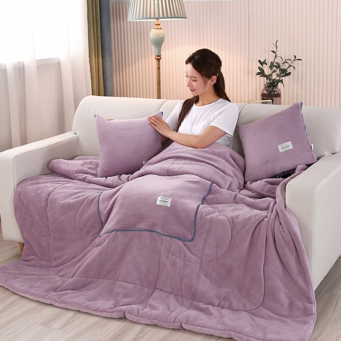 91家纺网 家纺一手货源 找家纺 照世家纺 2024新款牛奶绒贴布绣抱枕被 香芋紫