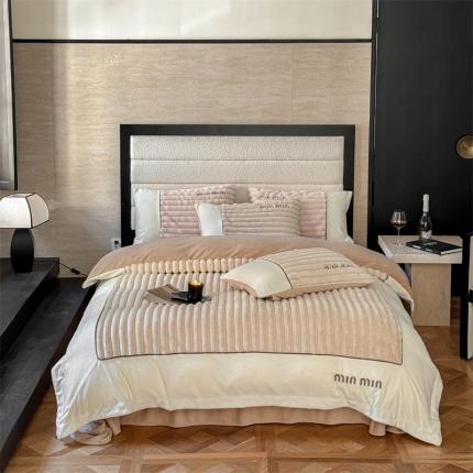 91家纺网 家纺一手货源 找家纺 名品优仓 2024新款条纹兔绒拼绒边四件套-安露丝 安露丝-奶咖